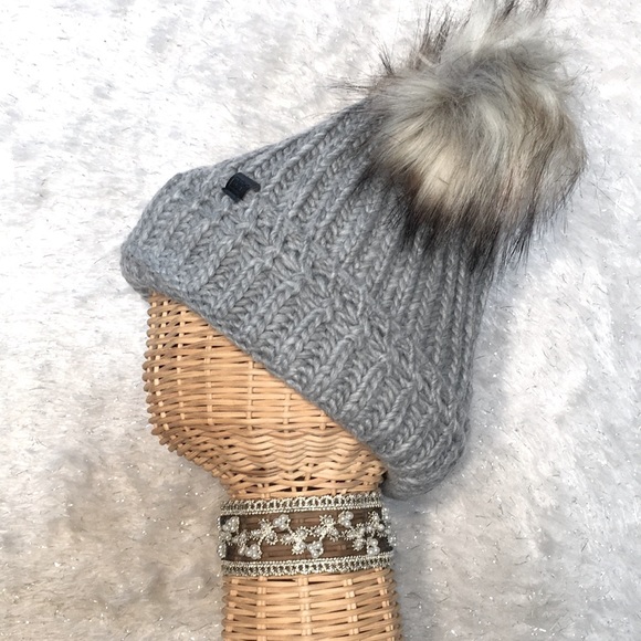 Gray hat Pom Pom faux fur - Picture 5 of 10